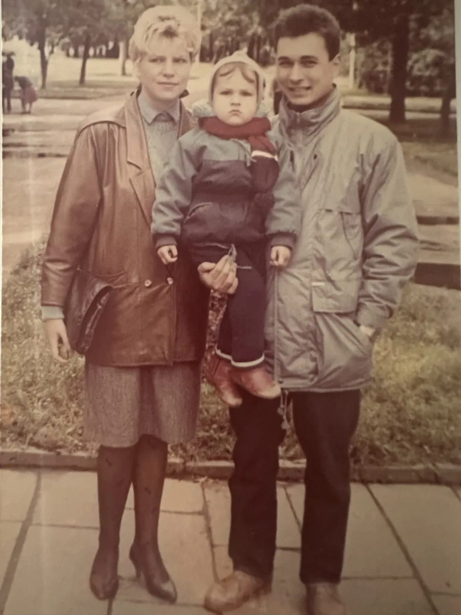 Антон Филонов в детстве с родителями