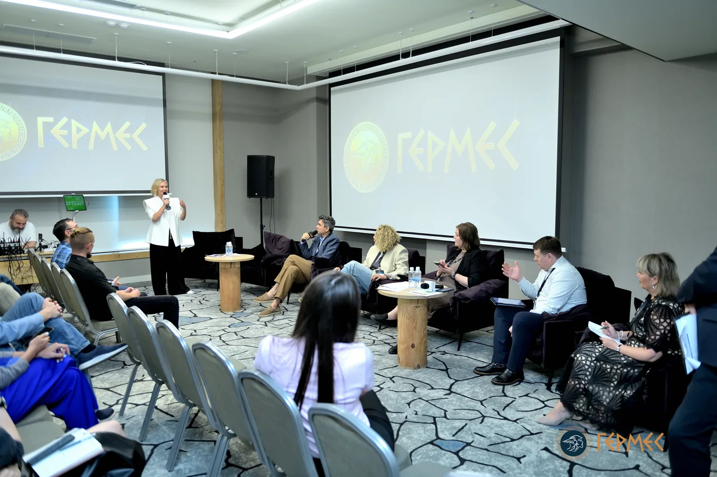Бизнес-клуб «Гермес», зал на выступлении